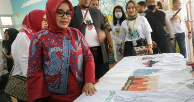 Mahasiswa MM FEB Unair Sukses Buat Menangis Istri Wali Kota Surabaya di Acara Puncak “Daya Sinergi Airlangga”