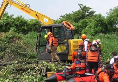Cegah Banjir di Kecamatan Waru dan Taman Kembali Terulang, Tim Gabungan Pemrov Jatim dan Pemkab Sidoarjo Bersihkan Sungai Buntung 