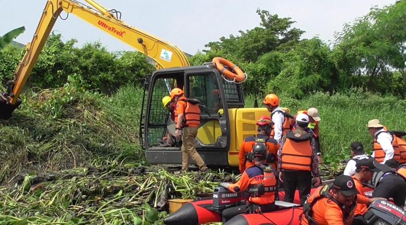Cegah Banjir di Kecamatan Waru dan Taman Kembali Terulang, Tim Gabungan Pemrov Jatim dan Pemkab Sidoarjo Bersihkan Sungai Buntung 
